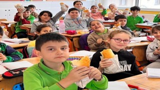 Anneler pişirdi, öğrenciler hamsi şenliği yaptı