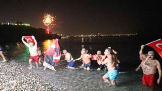 Antalyada 2023ü denize girerek karşıladılar