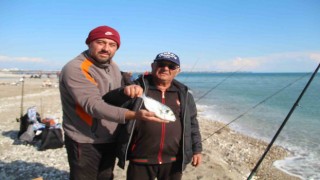 Antalyada fırtına balık üretim çiftliğini vurdu, oltasını alan sahile koştu