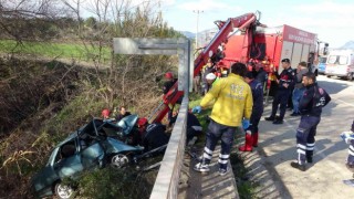 Antalyada köprü demirine çarpan otomobilde can pazarı