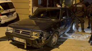 Aracıyla bina duvarına ve park halindeki otomobile çarpan sürücü firar etti