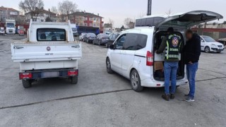 Arnavutköyde trafiği tehlikeye atan kamyonet sürücüsü yakalandı