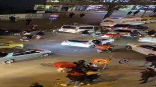 Arnavutköyde yol verme yüzünden kavga eden sürücüler, sinirlerini araçlarından çıkarttılar