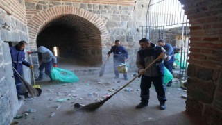 Asırlık surların dipleri ve burçlar temizlendi