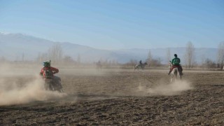 Ata sporu ciritte bu kez atların rakibi motosikletliler oldu