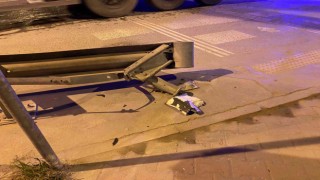 Ataşehirde 14 yaşındaki sürücü demir korkuluklara çarptı: 2 yaralı
