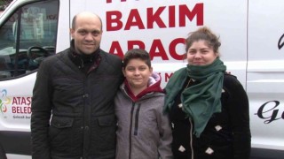 Ataşehirde, çocuğun çöpe attığı cüzdan ve telefonu temizlik personelleri didik didik arayarak buldu