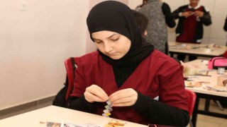 Atık kağıtlar maharetli ellerde sanata dönüştü