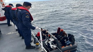 Ayvacık açıklarında Yunan unsurlarınca ölüme terk edilen 12 kaçak göçmen kurtarıldı