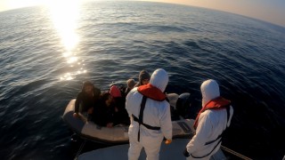 Ayvalık açıklarında 24 düzensiz göçmen yakalandı, geri itilen 6 düzensiz göçmen ise kurtarıldı