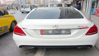 Bahçelievlerde vinçle kuzu indirerek çakarlı otomobiline bindiren şahsa para cezası yağdı