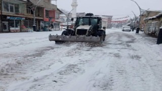 Bahçesaray Belediyesi ekiplerinin kar mesaisi