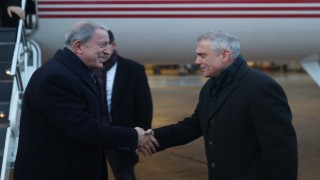 Bakan Akar, İngiliz mevkidaşının davetlisi olarak Londraya gitti