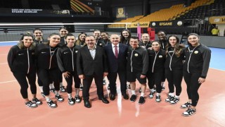 Bakan Kasapoğlu ile Guidetti, Karstan gelen kız voleybolcularla buluştu