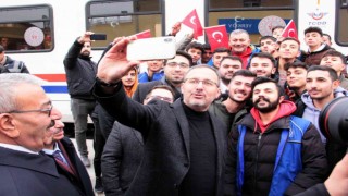 Bakan Kasapoğlu, Yozgatta mola verip gençlerle bir araya geldi