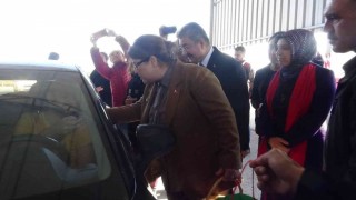Bakan Yanık Ceza Yeme Fıstık Ye dedi, sürücülere Osmaniye fıstığı ikram etti