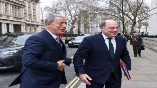Bakanı Akar, İngiltere Savunma Bakanı Wallace ile görüştü