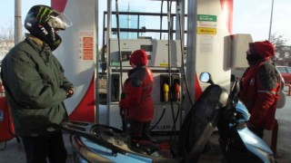 Balıkesirde akaryakıt istasyonunda kadın pompacılar iş başında