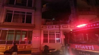 Balıkesirdeki ev yangınında 2 kişi dumandan etkilendi
