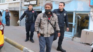 Barınmak için girdiği depoda mahsur kaldı, itfaiye tarafından kurtarıldı