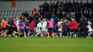 Başakşehir - Adana Demirspor maç sonu saha karıştı