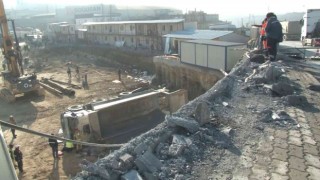 Başakşehirde hafriyat kamyonu şantiye alanına uçtu