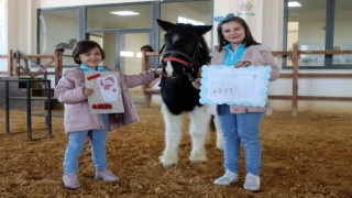Başarılı öğrenciler ücretsiz ata binip ok attı