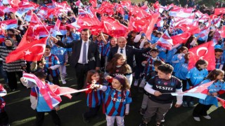 Başkan Ahmet Ağaoğlu, öğrencilere 10 bin forma hediye etti