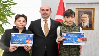 Başkan Ali Kılıçtan kitap kurtlarına ödül