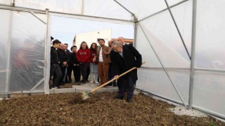 Başkan Demir, öğrencilerin sera talebini yerine getirdi
