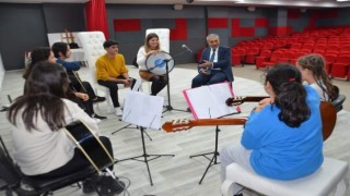 Başkan Kaplan, gitar kursu öğrencileri ile bir araya geldi