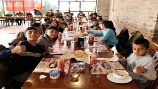 Başkan Özcan minik turistlere ev sahipliği yaptı
