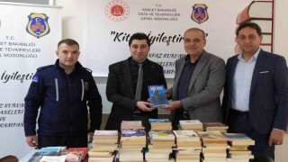 Başkan Uzundemirden kitap bağışı