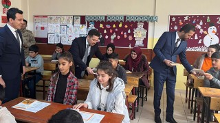 Başkan Yalçın, Öğrencilerin Karne Sevincine Ortak Oldu