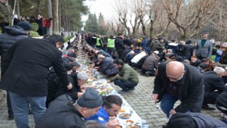 Batmanda binlerce kişi yaklaşık 2 kilometrelik yer sofrasında buluştu