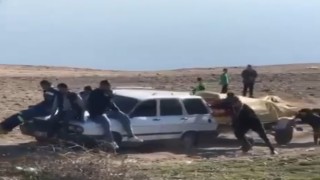 Batmanlılar, yolda kalan otomobili ilginç bir yöntemle çıkarttı