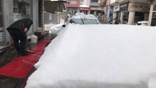Bayburtlu esnaf kar yağışı altında paspas yıkayarak araç temizliği yaptı