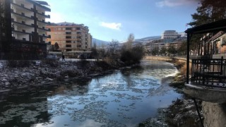 Bayburtta Çoruh nehri kısmi buz tuttu