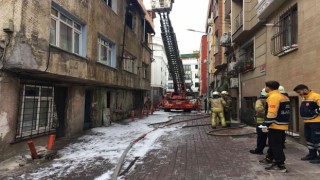 Bayrampaşada 2 katlı binada korkutan yangın