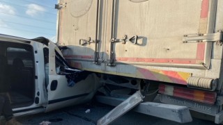 Bayrampaşada makas atarak ilerleyen araç kamyona çarptı: 2 yaralı