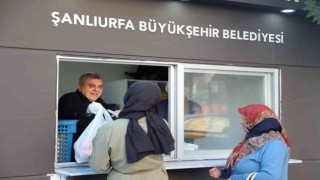 Belediye başkanı halk ekmek büfesinde satış yaptı