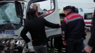 Beton pompası ile kamyon kafa kafaya çarpıştı:1 yaralı