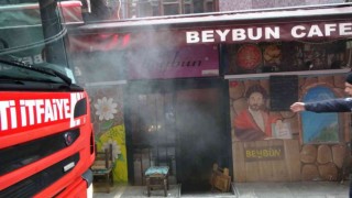 Beyoğlunda çatı yangını paniğe neden oldu