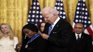 Biden, kanlı Kongre baskınının yıldönümünde 12 kişiye madalya verecek