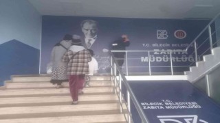 Bilecikte çocuklarıyla dilenen kadın zabıta ekiplerince yakalandı
