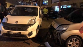 Bilecikte zincirleme trafik kazası, 4 araç hasar görürken 2 kişi de yaralandı