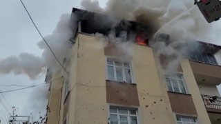 Binanın çatı katı alevlere teslim oldu, 1 kişi dumandan etkilendi