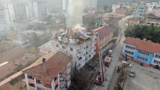 Binanın çatısında patlama: Patlama sonrası çatı alev topuna döndü