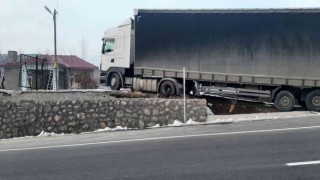 Bingölde freni boşalan tır, istinat duvarına çıkarak durdu