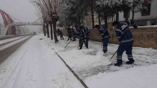Bingölde kar yağdı, belediye ekiplerinin mesaisi de başladı